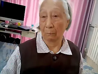 Aged Chinese Grannie Gets Pummeled